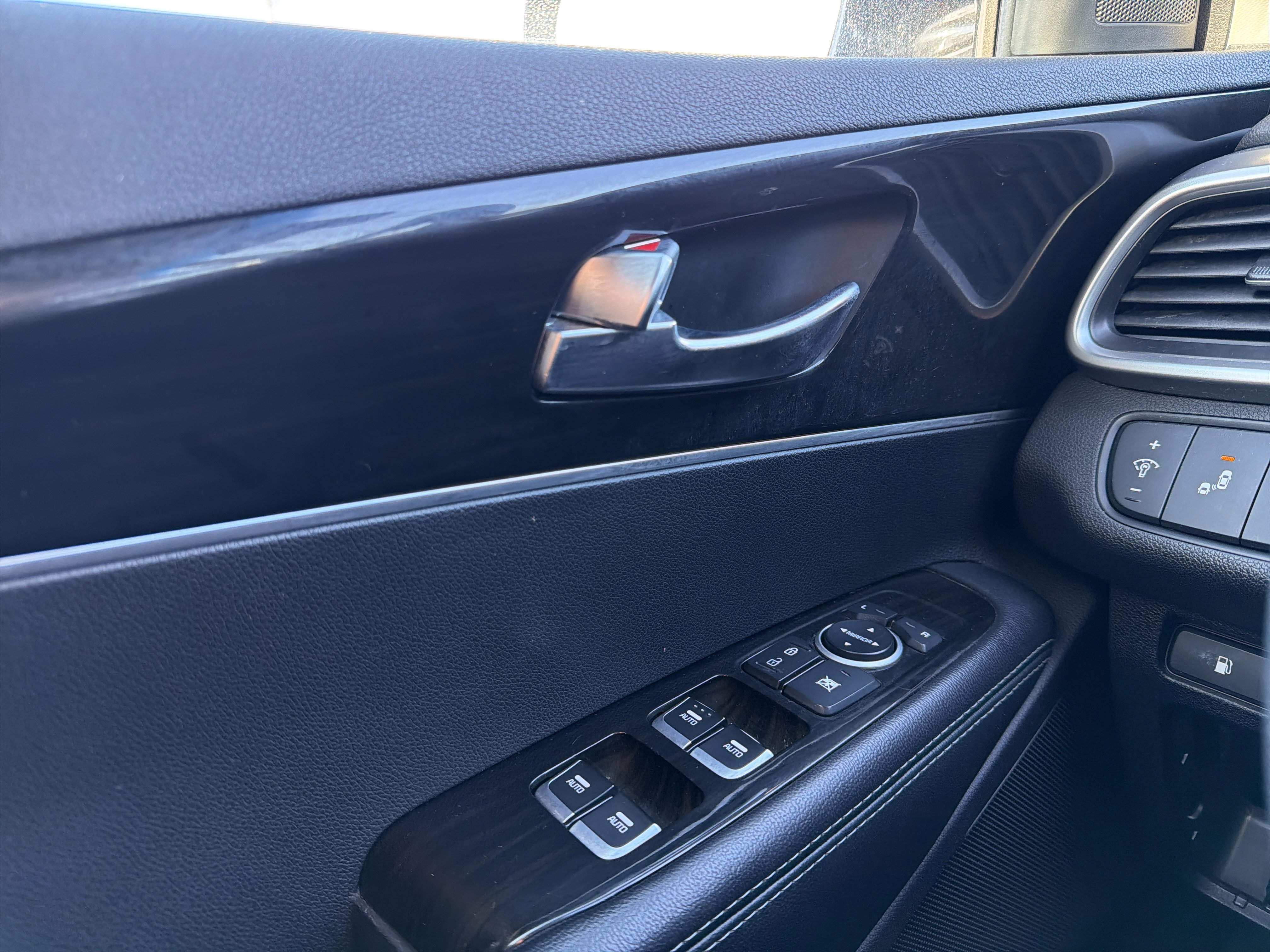 Used 2019 Kia Sorento LX image 24