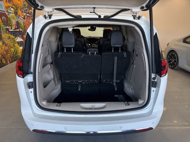 Used 2023 Chrysler Pacifica Touring-L FWD image 41