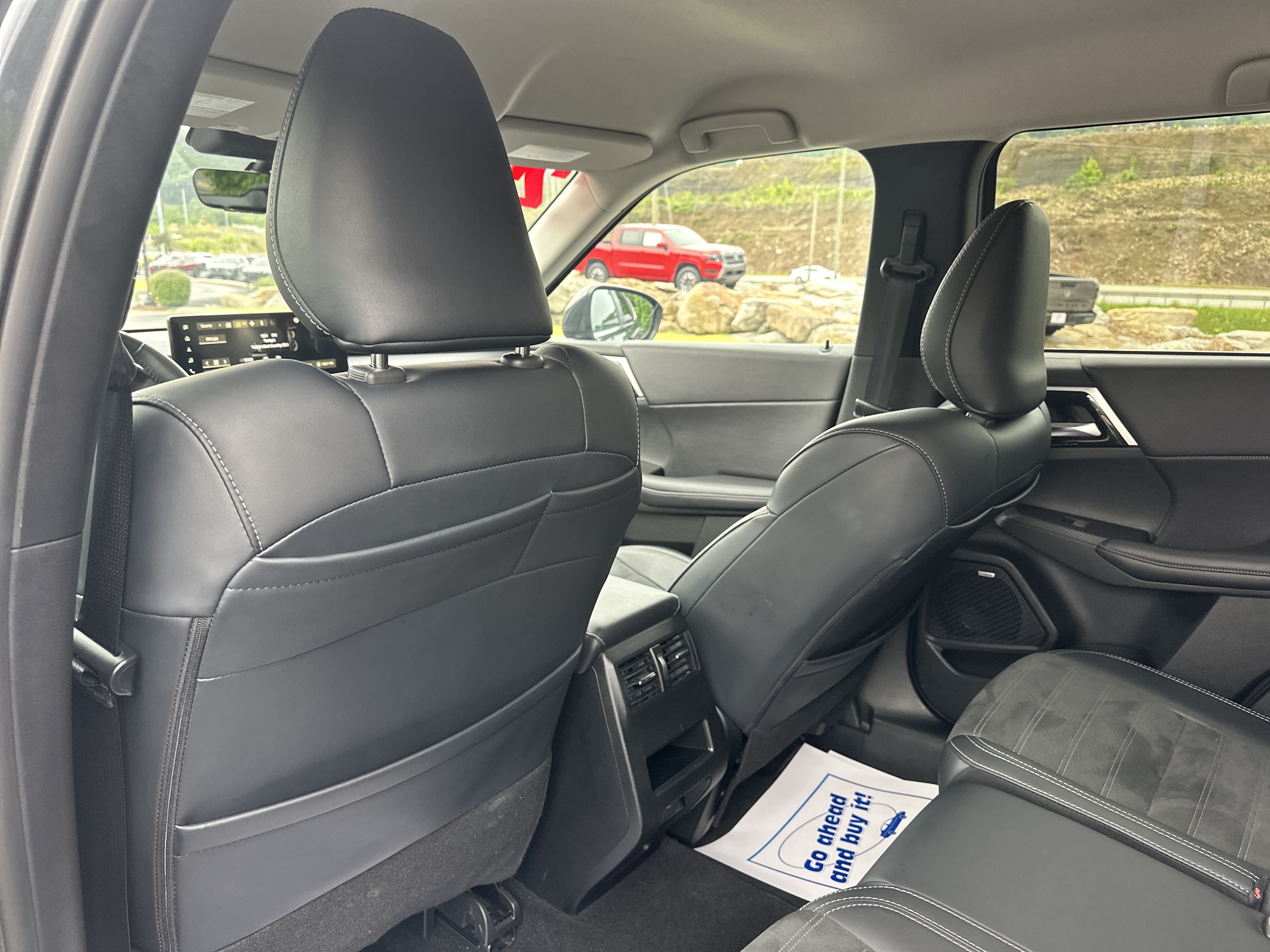 Used 2025 Mitsubishi Outlander SE AWD/4WD image 23