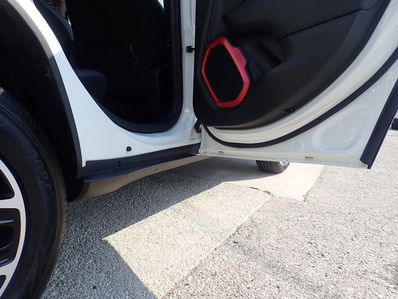 Used 2016 Jeep Renegade Trailhawk w/ Cold Weather Group image 32