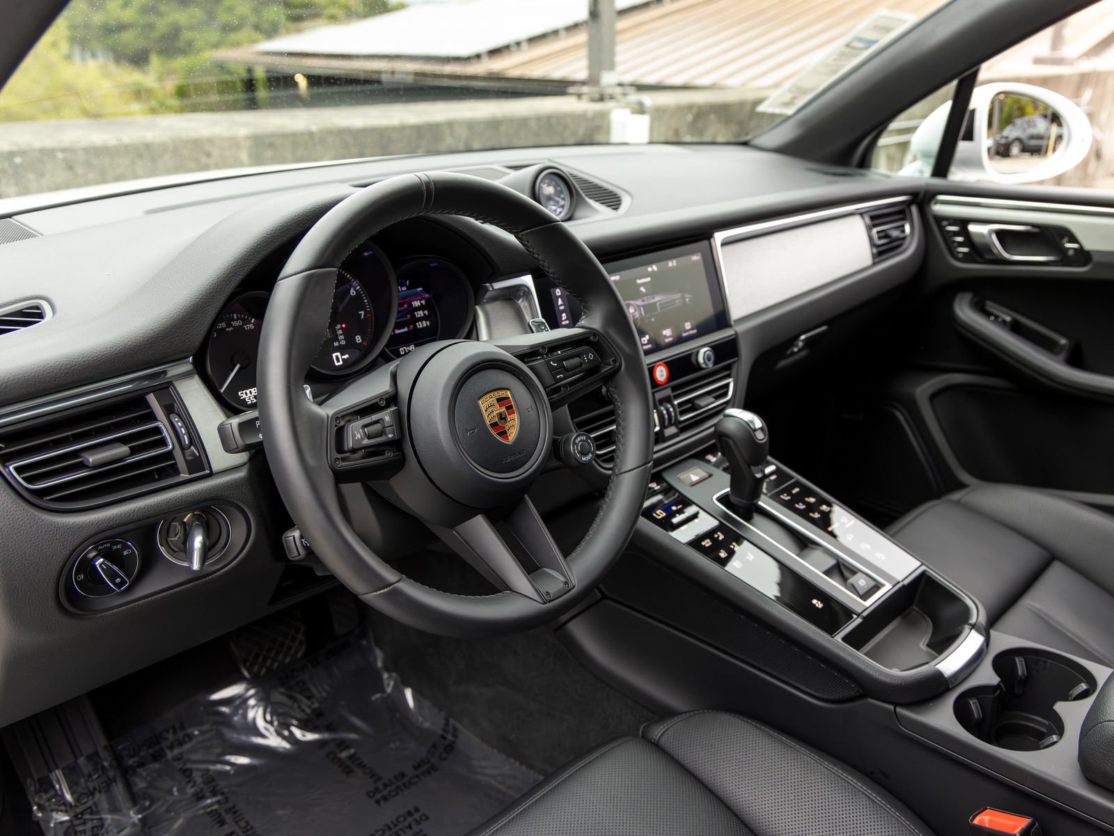 Certified 2026 Porsche Macan AWD/4WD image 4