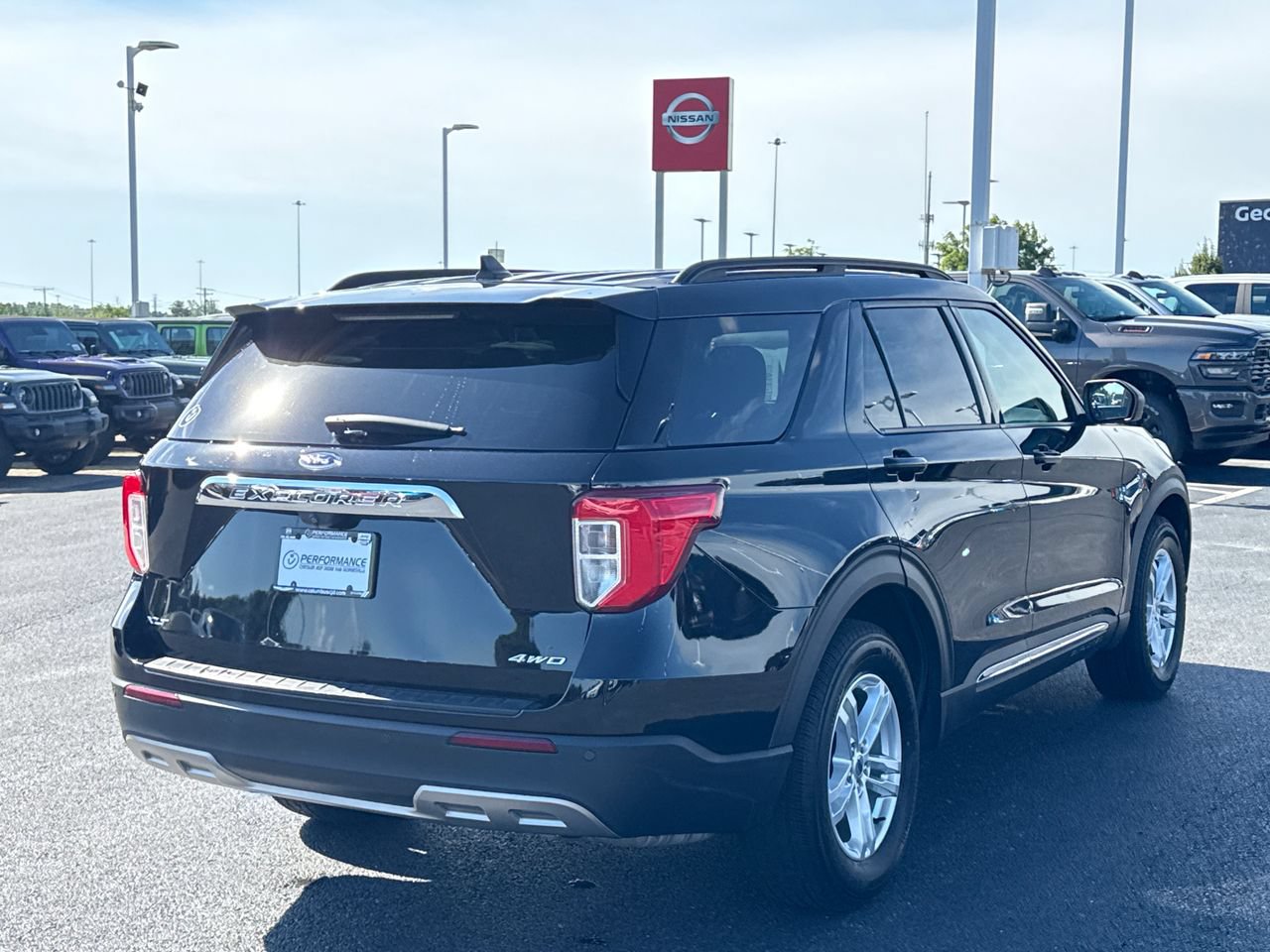 Used 2022 Ford Explorer XLT w/ Equipment Group 202A AWD/4WD image 3