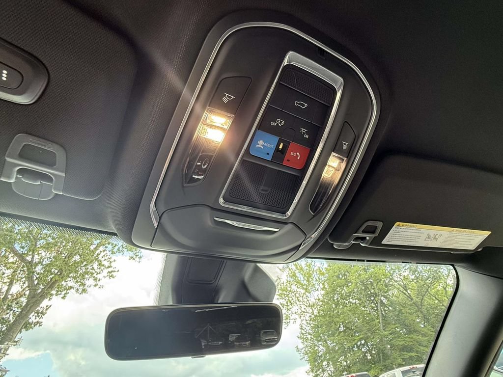 Used 2025 Jeep Grand Cherokee Limited AWD/4WD image 26
