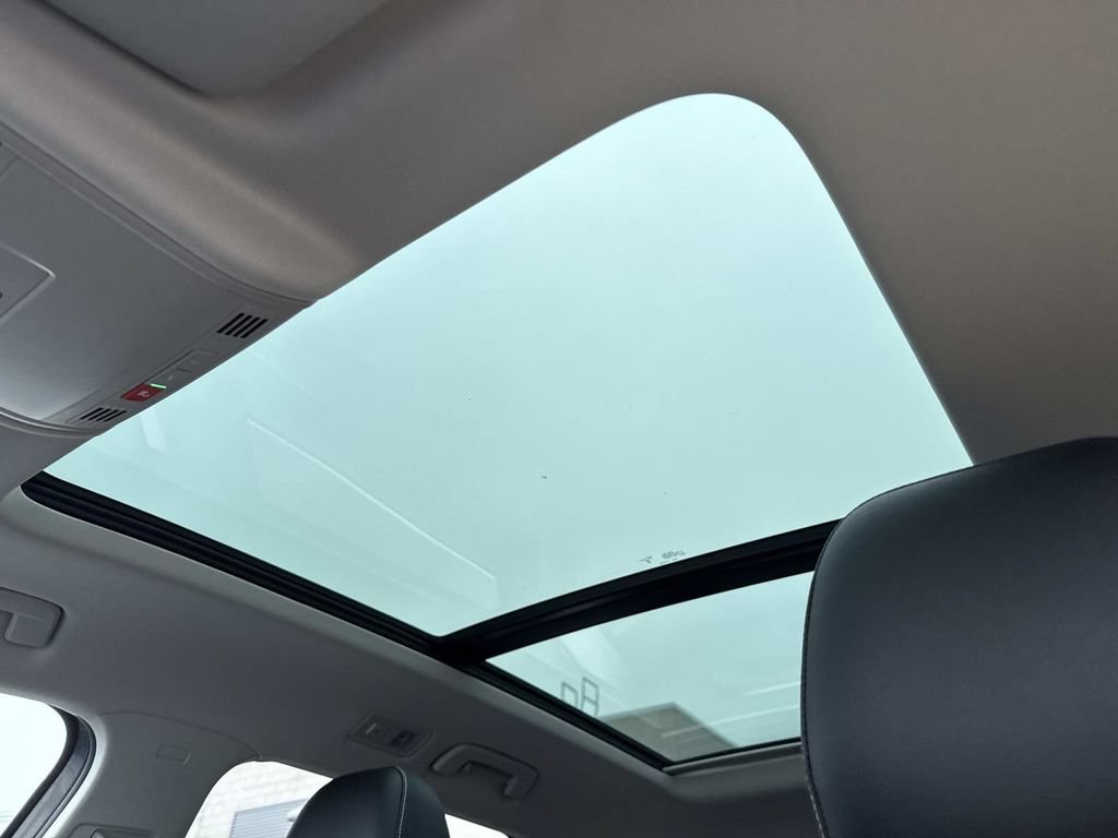 Used 2023 Volkswagen Taos SE w/ Panoramic Sunroof Package FWD image 19