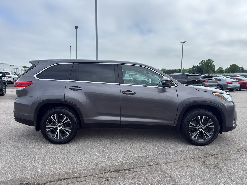 Used 2019 Toyota Highlander Plus AWD/4WD image 4