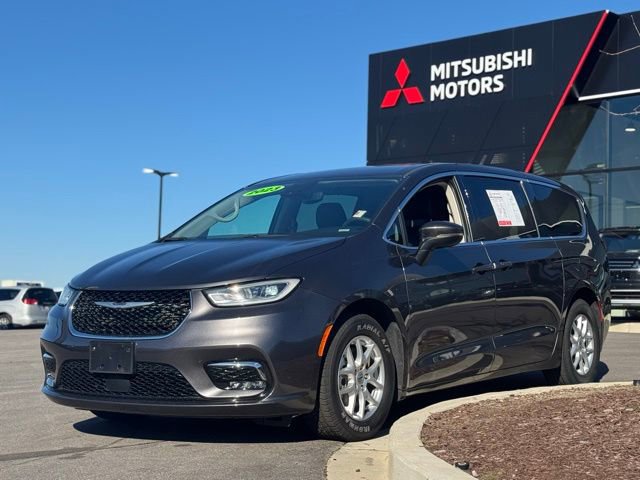 Used 2023 Chrysler Pacifica Touring-L image 7