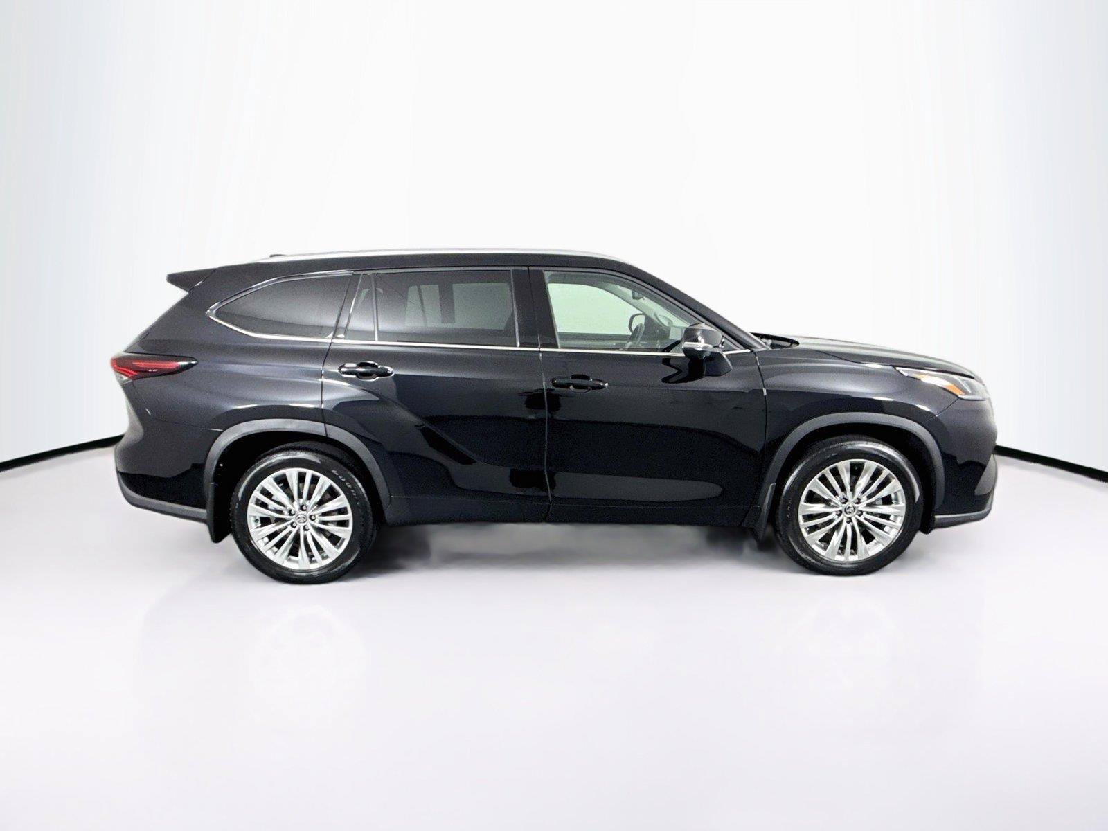Certified 2025 Toyota Highlander Platinum AWD/4WD image 11