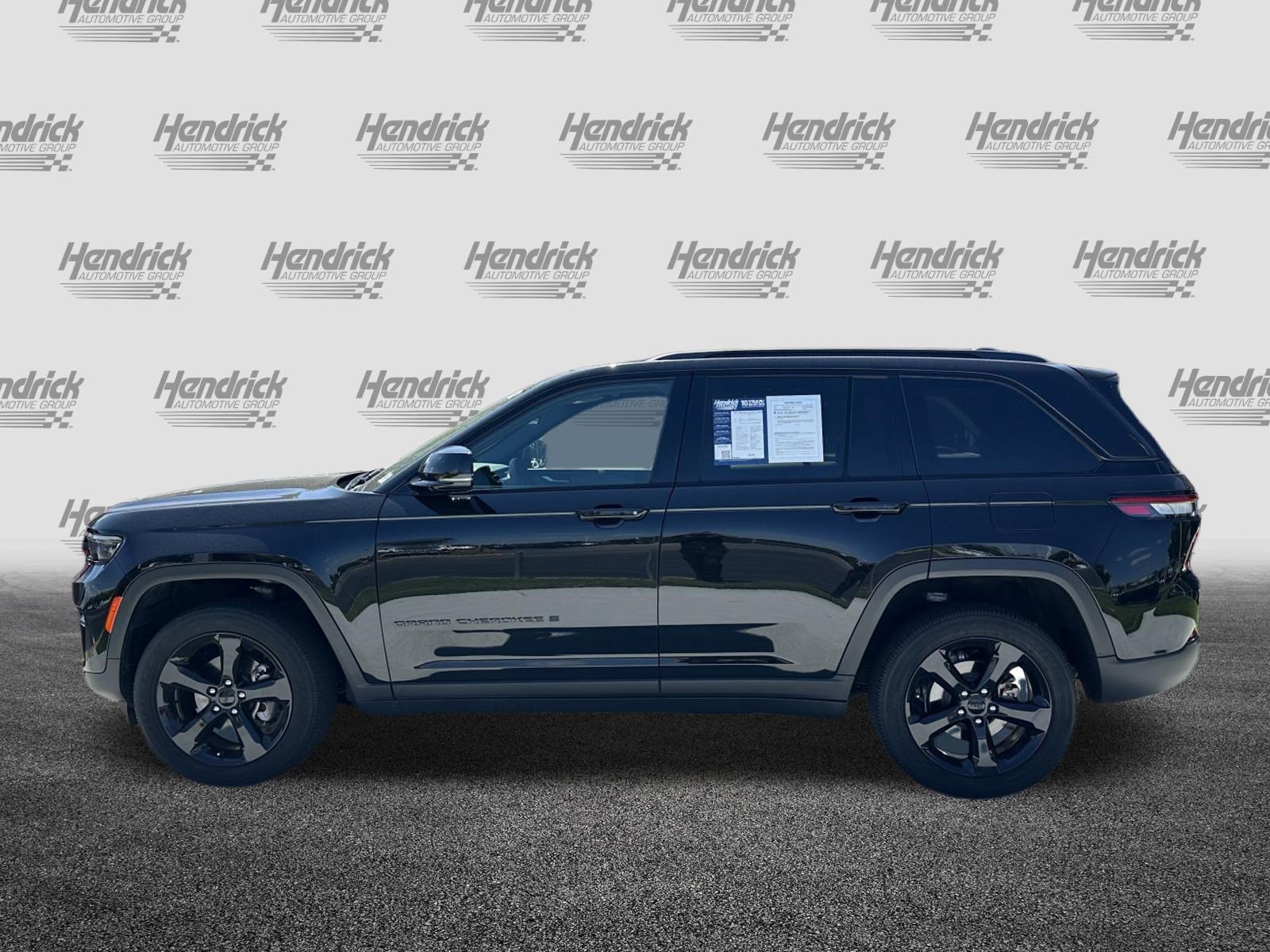 Used 2024 Jeep Grand Cherokee Altitude AWD/4WD image 7