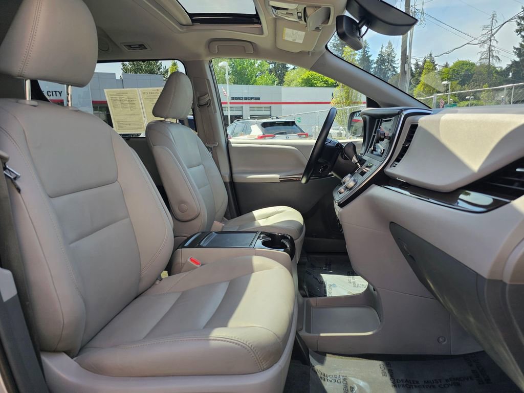 Used 2018 Toyota Sienna XLE w/ XLE Navigation Package AWD/4WD image 10