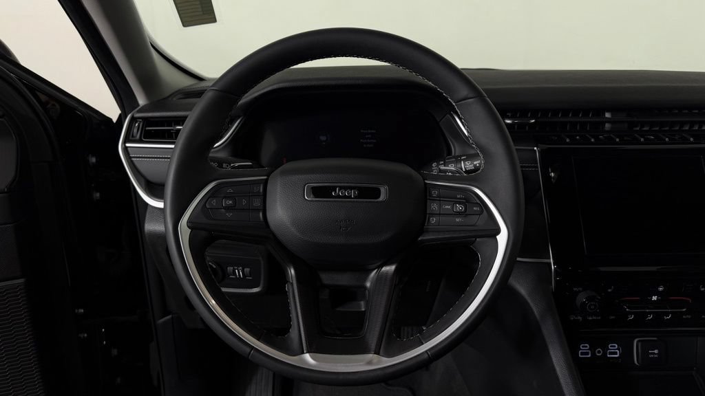 Used 2023 Jeep Grand Cherokee Laredo w/ Luxury Tech Group I AWD/4WD image 17