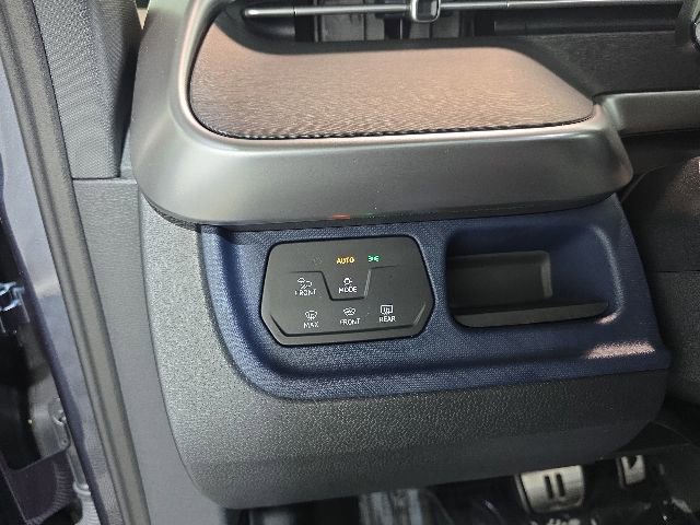 Certified 2025 Volkswagen ID. Buzz Pro S Plus AWD/4WD image 18