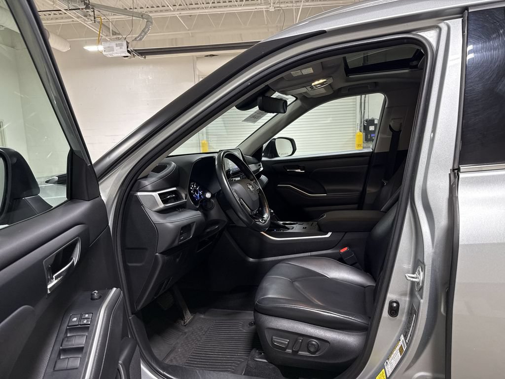 Used 2020 Toyota Highlander XLE AWD/4WD image 20