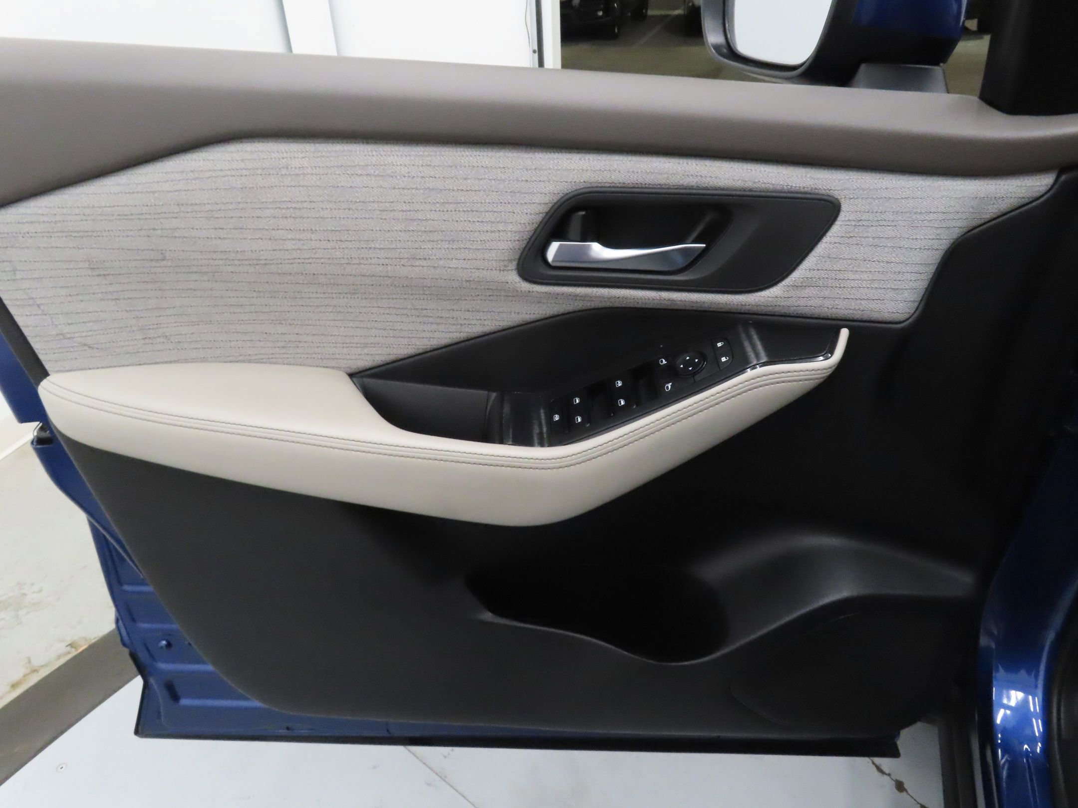 Used 2021 Nissan Rogue SV image 11