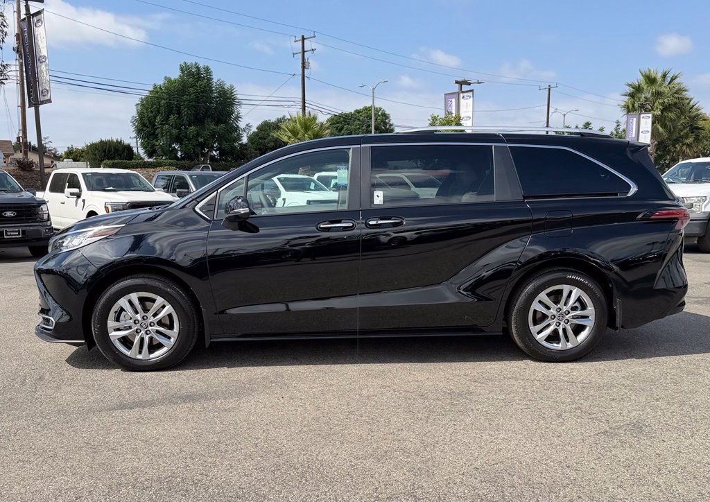 Used 2026 Toyota Sienna Limited FWD image 5