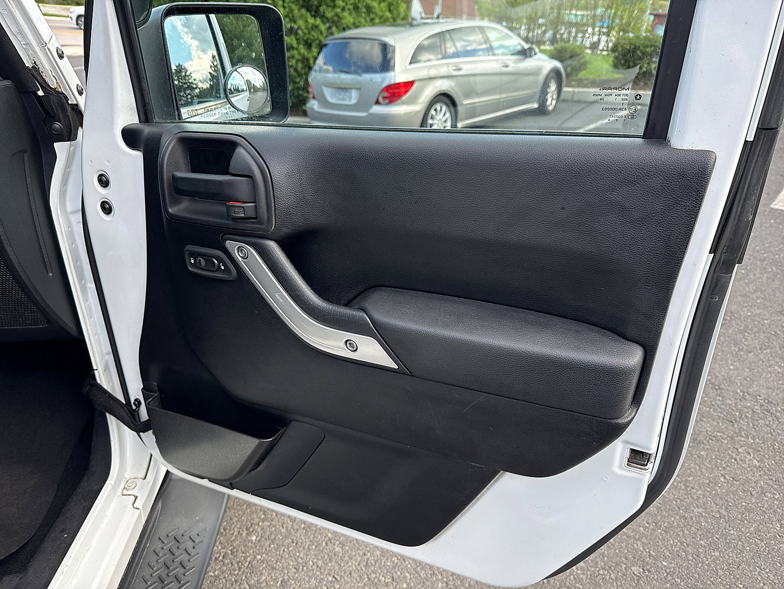 Used 2012 Jeep Wrangler Sahara AWD/4WD image 27
