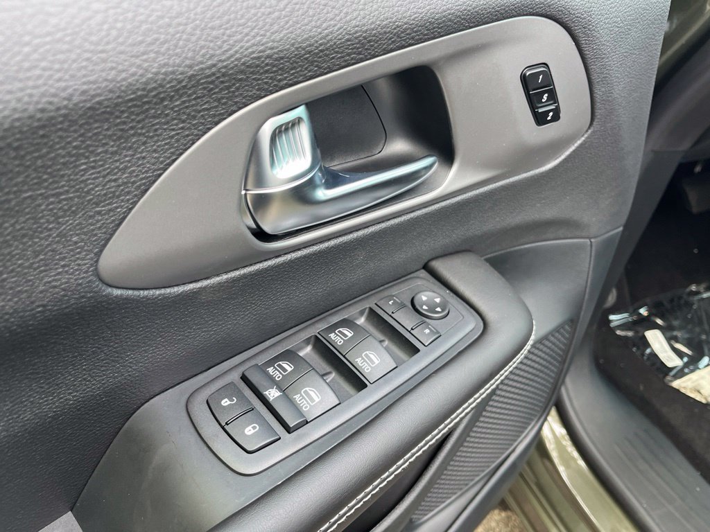 New 2027 Chrysler Pacifica Select FWD image 23