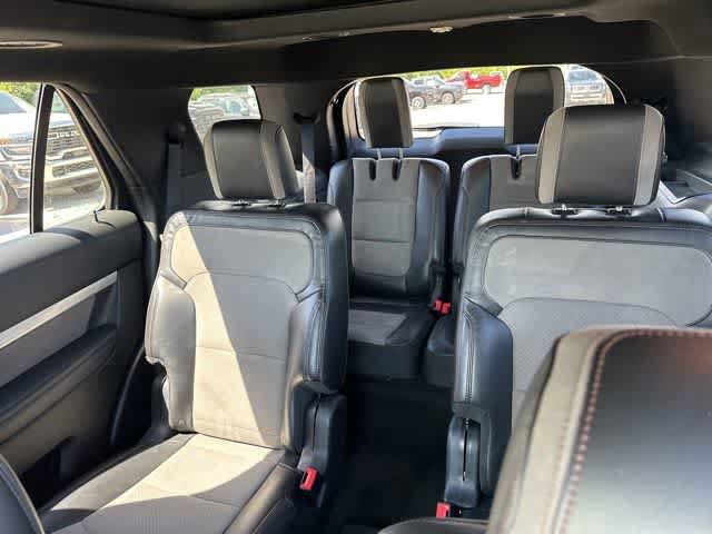 Used 2017 Ford Explorer XLT w/ Equipment Group 202A AWD/4WD image 6