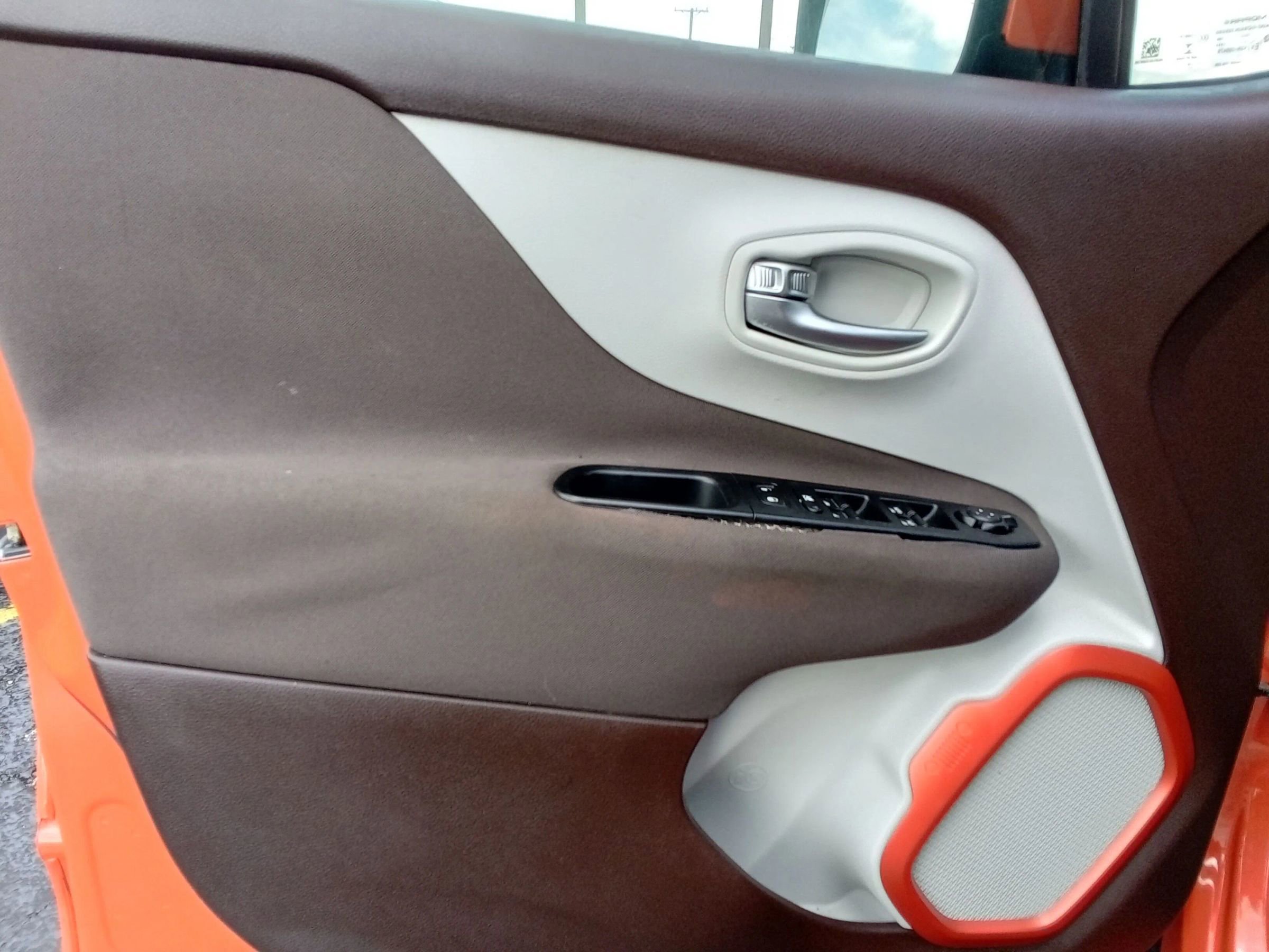 Used 2015 Jeep Renegade Latitude w/ Popular Equipment Group FWD image 9