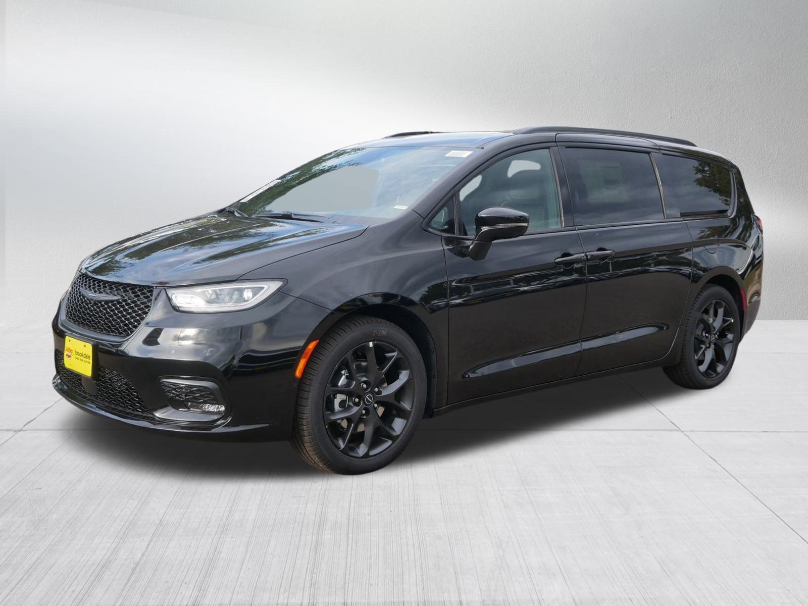 New 2026 Chrysler Pacifica Limited w/ S Appearance Package image 3
