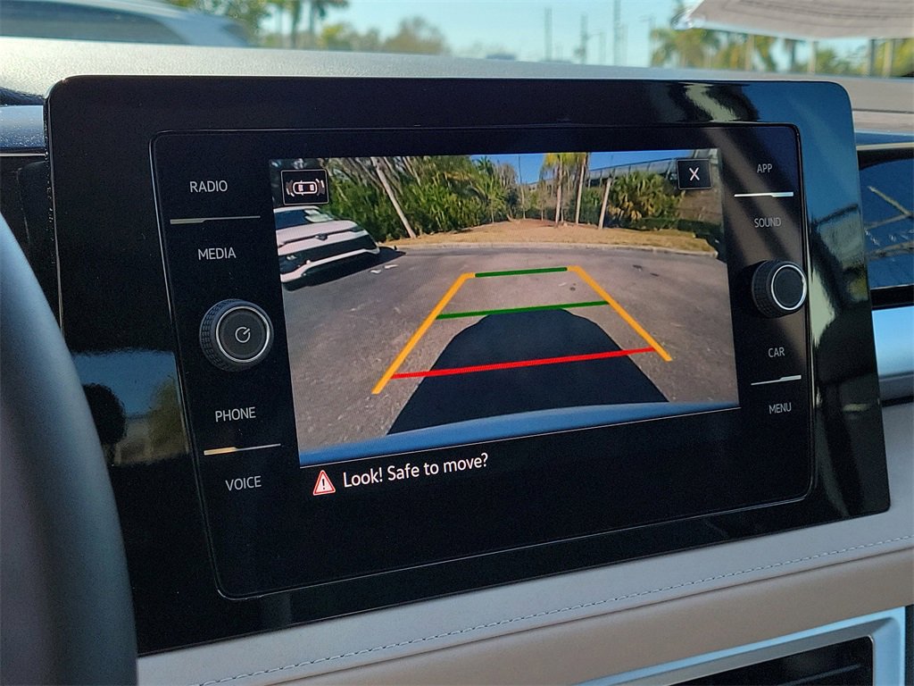 Certified 2025 Volkswagen Taos SE image 23