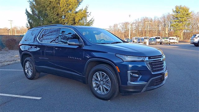 Used 2023 Chevrolet Traverse LT image 2