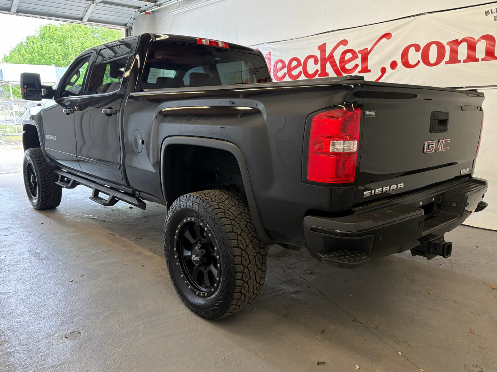 Used 2018 GMC Sierra 2500 SLT w/ Duramax Plus Package AWD/4WD image 9