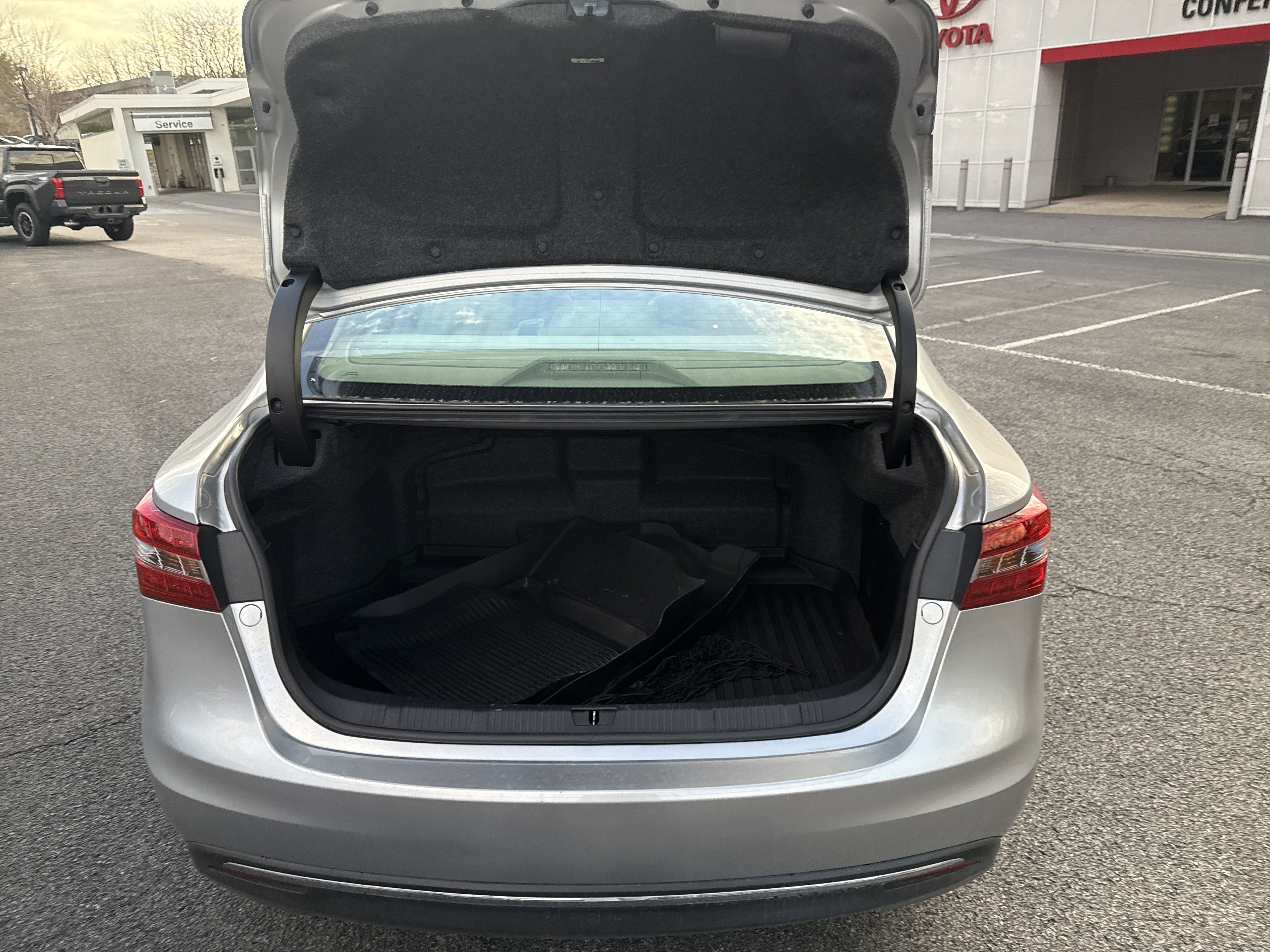 Used 2018 Toyota Avalon Limited image 11