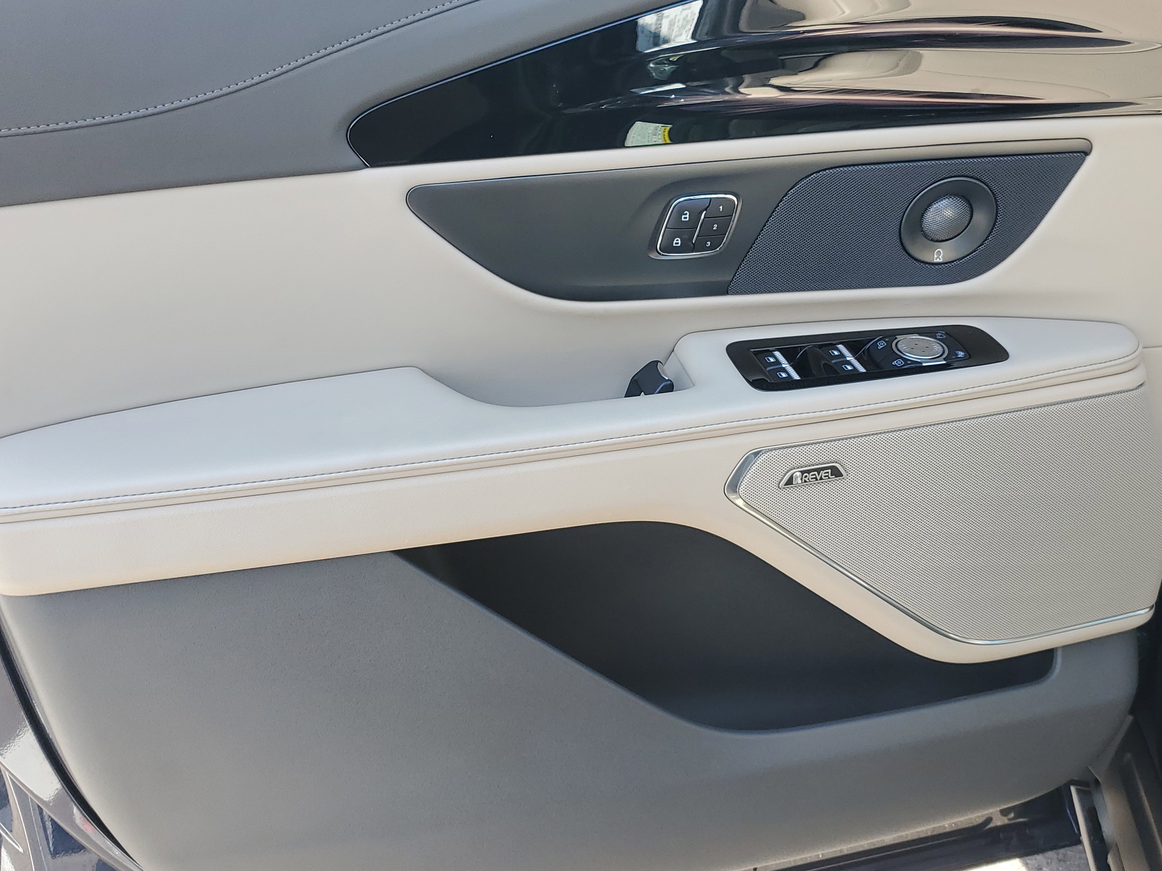 Used 2024 Lincoln Nautilus Premier w/ Equipment Group 102A image 8