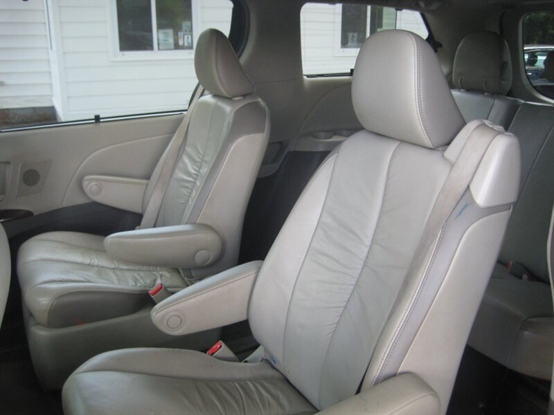Used 2011 Toyota Sienna Limited w/ Premium Pkg AWD/4WD image 28