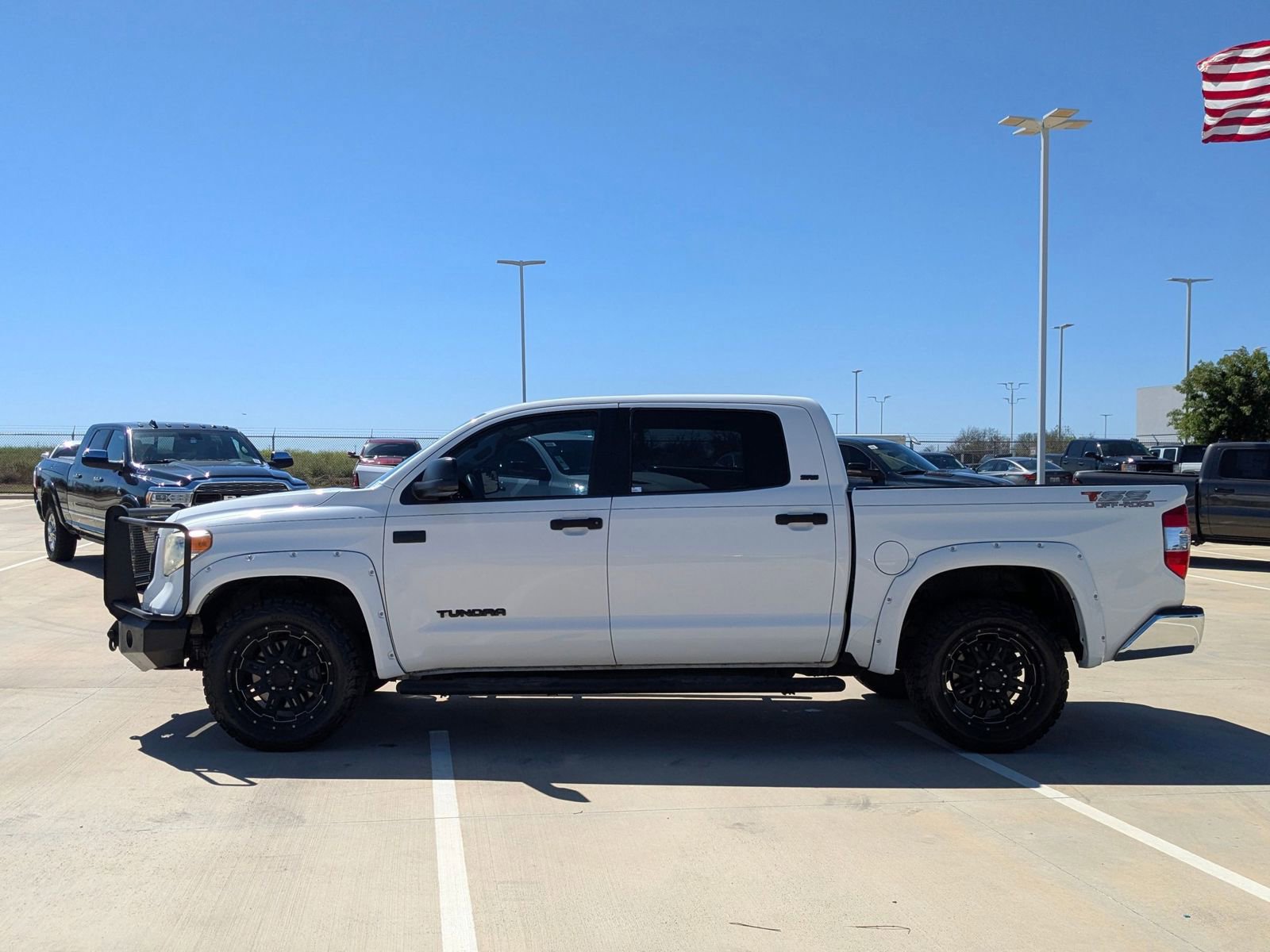 Used 2015 Toyota Tundra SR5 w/ SR5 Upgrade Package image 6