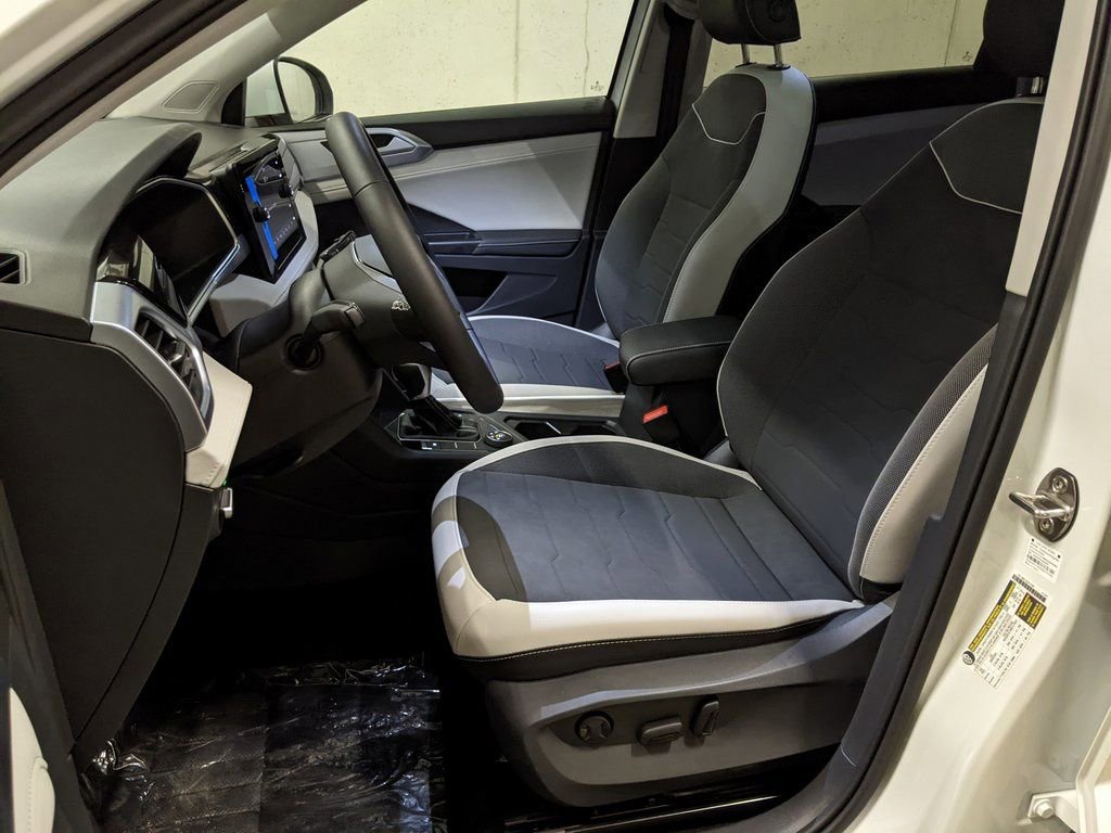 New 2025 Volkswagen Taos SE image 11