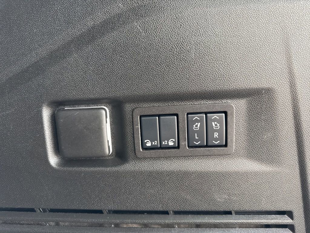 Used 2025 GMC Yukon Denali AWD/4WD image 30