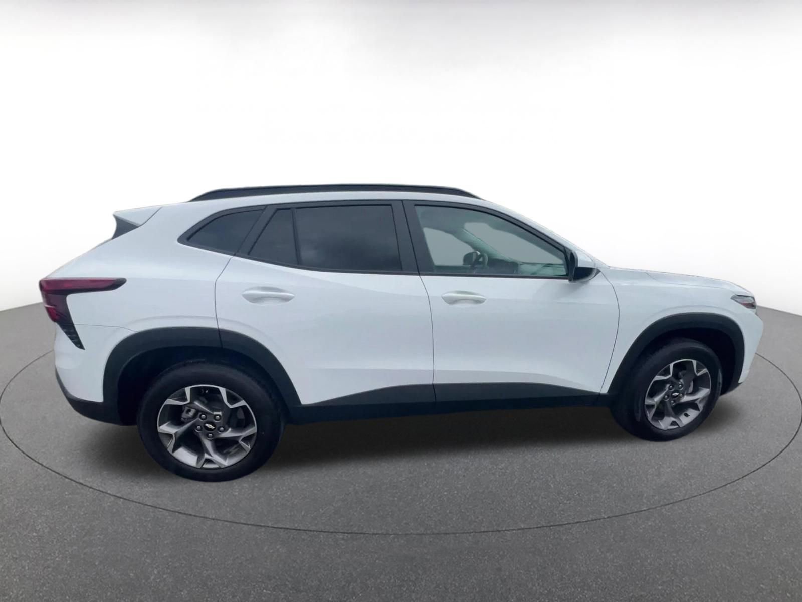Used 2025 Chevrolet Trax LT FWD image 16
