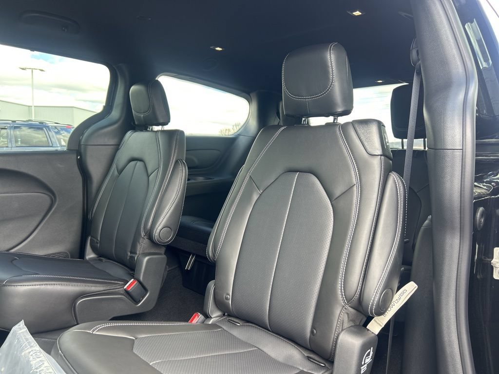 New 2026 Chrysler Pacifica Select FWD image 5