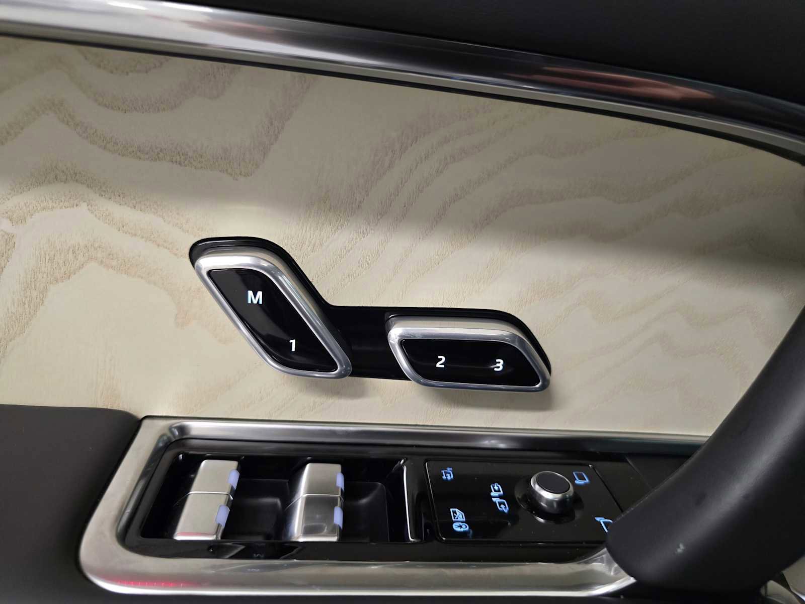 New 2025 Land Rover Range Rover SV image 27