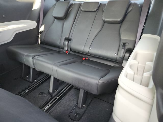 Used 2022 Kia Carnival EX image 12