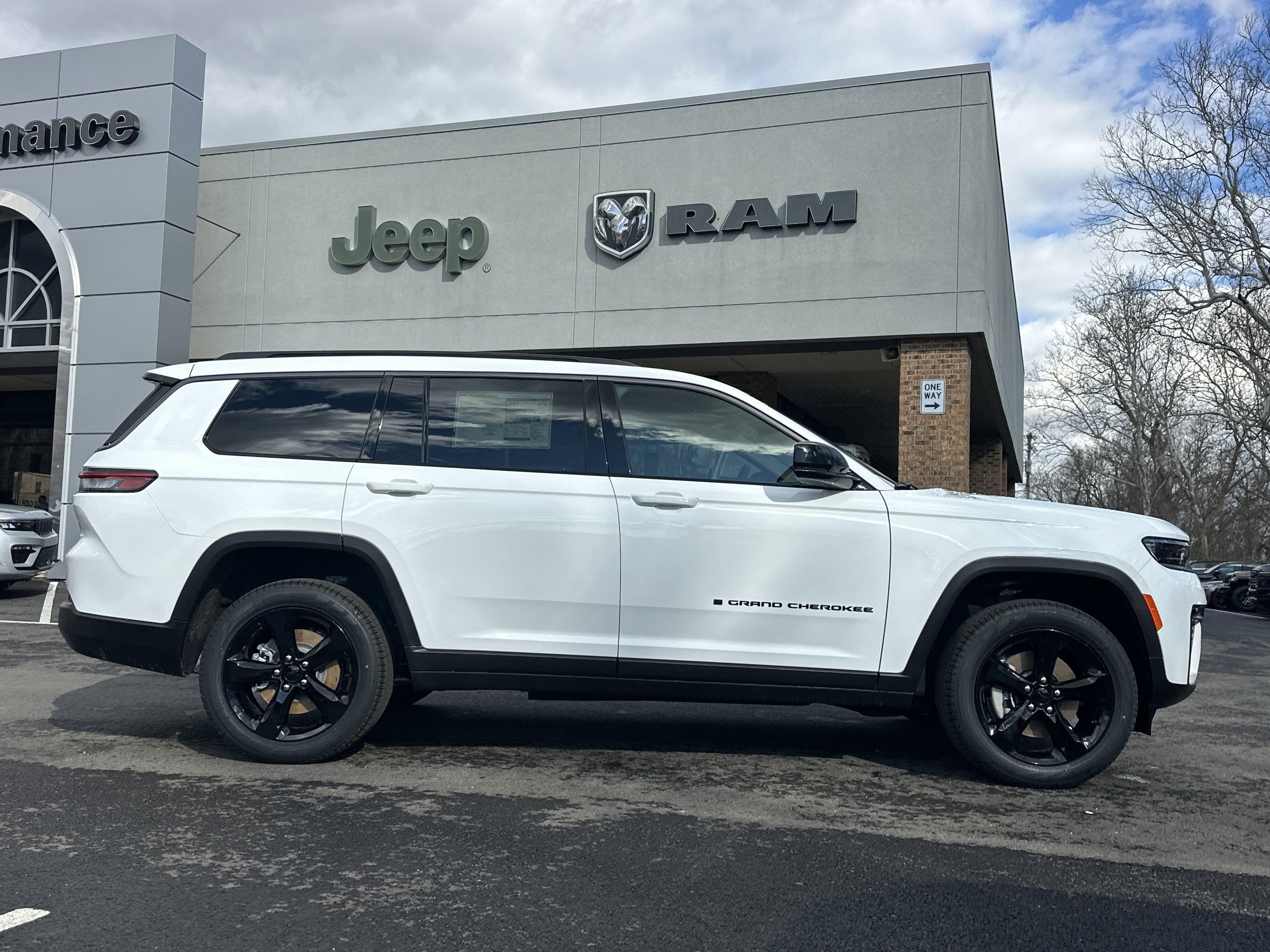 New 2026 Jeep Grand Cherokee L Limited w/ Limited Altitude Package AWD/4WD image 18