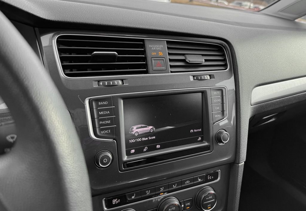 Used 2016 Volkswagen e-Golf SE FWD image 18