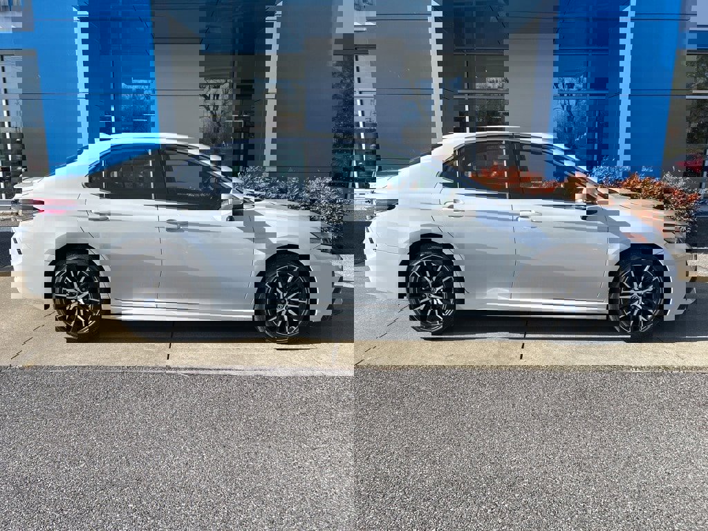 Used 2024 Toyota Camry SE image 3