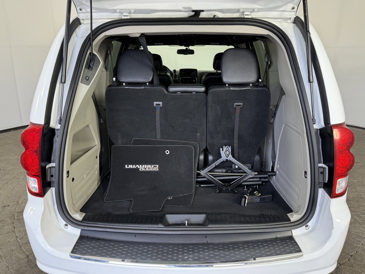 Used 2017 Dodge Grand Caravan SXT image 8