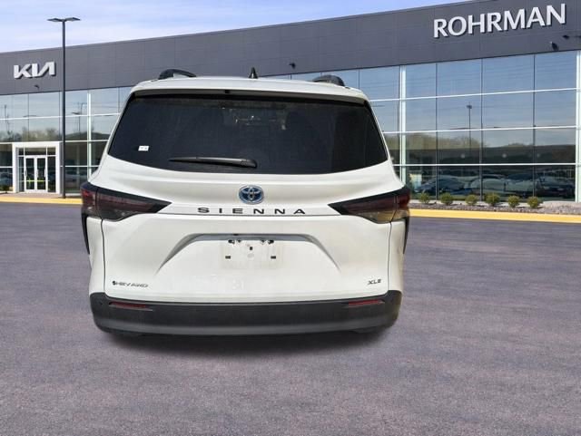 Used 2025 Toyota Sienna XLE AWD/4WD image 1