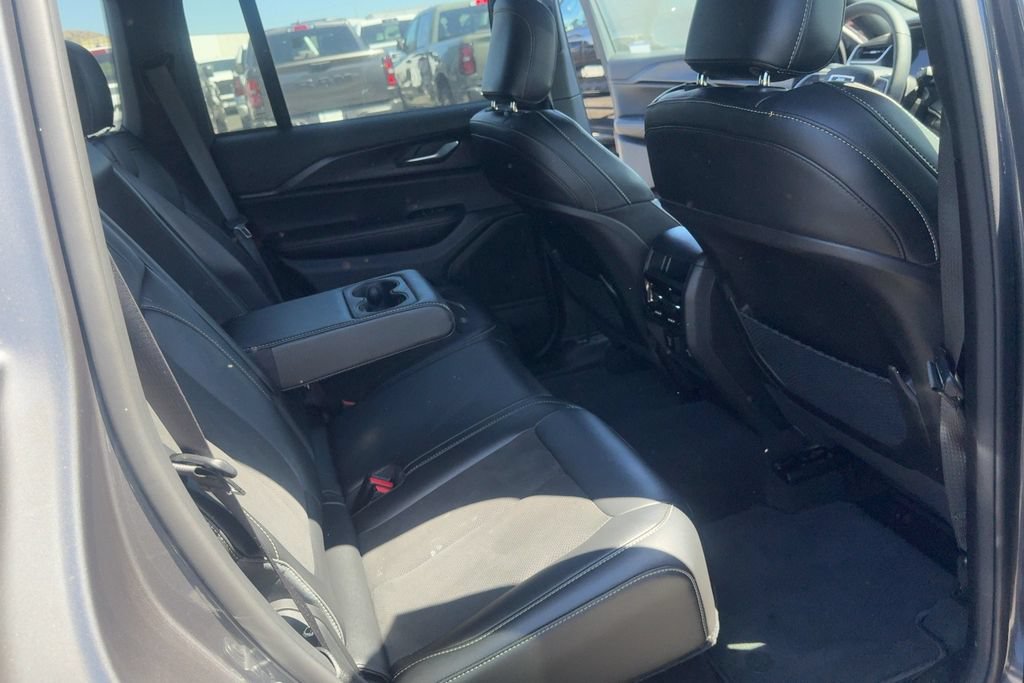 Used 2025 Jeep Grand Cherokee Altitude RWD image 13