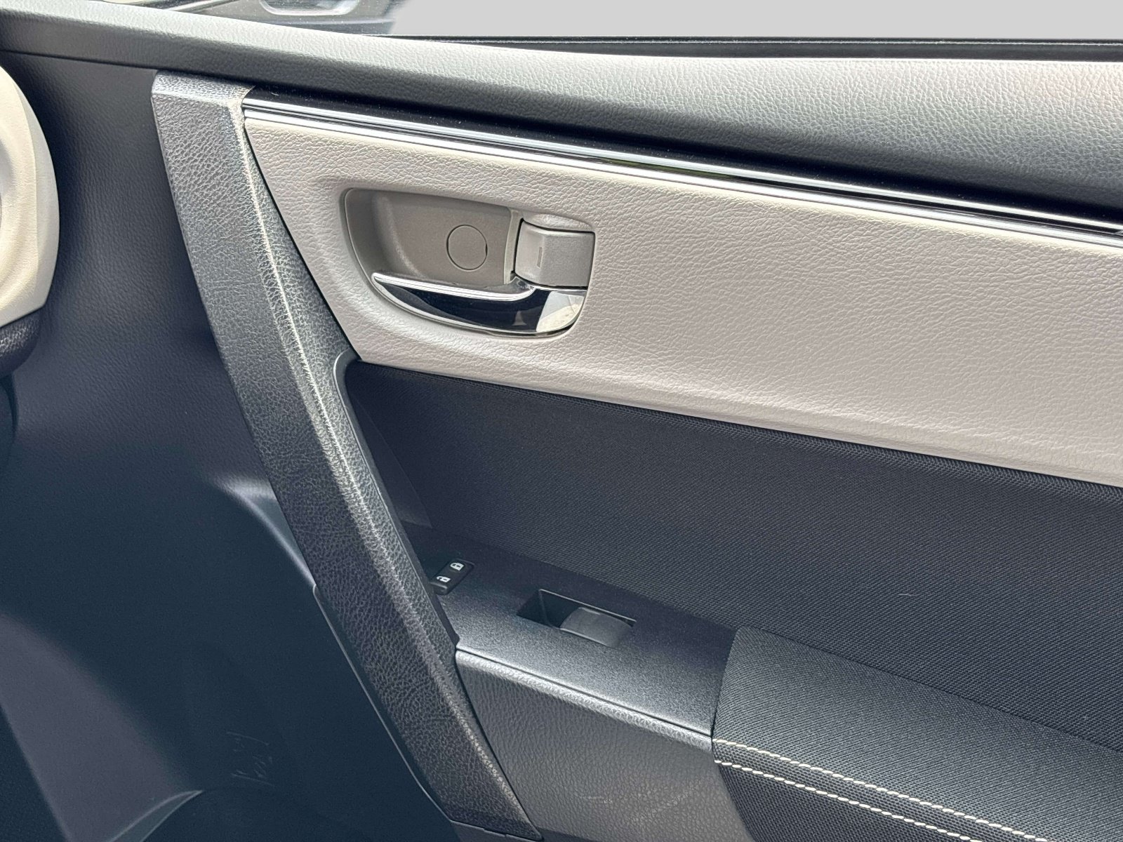 Used 2018 Toyota Corolla LE FWD image 22