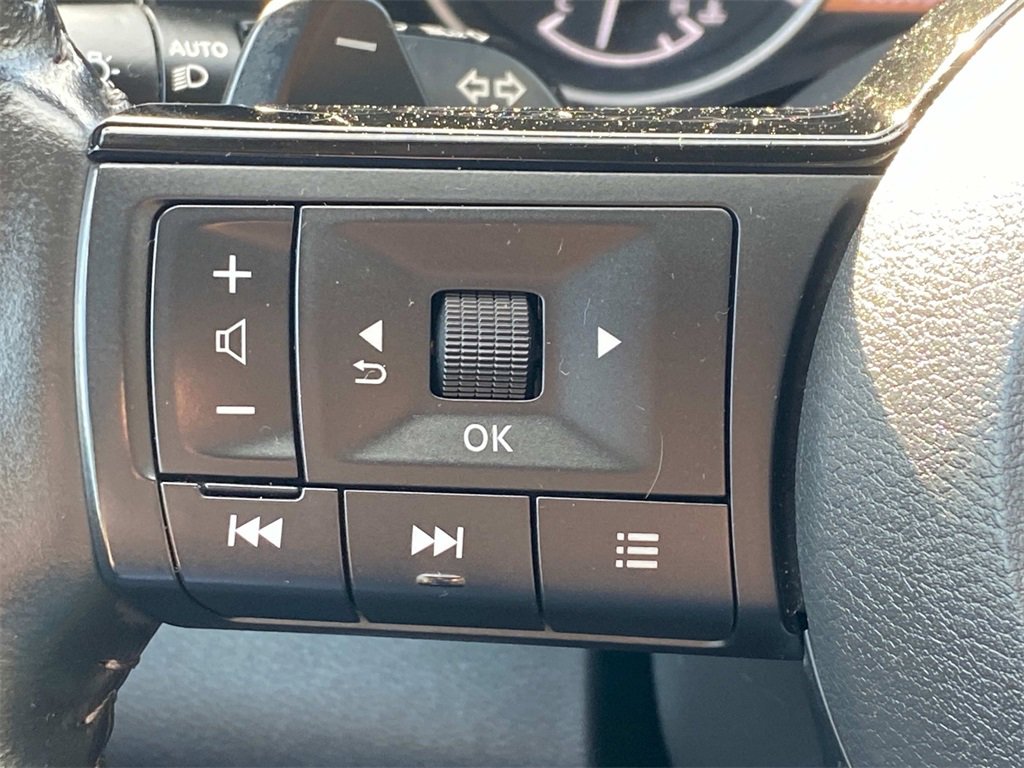 Used 2023 Nissan Pathfinder SL w/ Black Appearance Package image 27