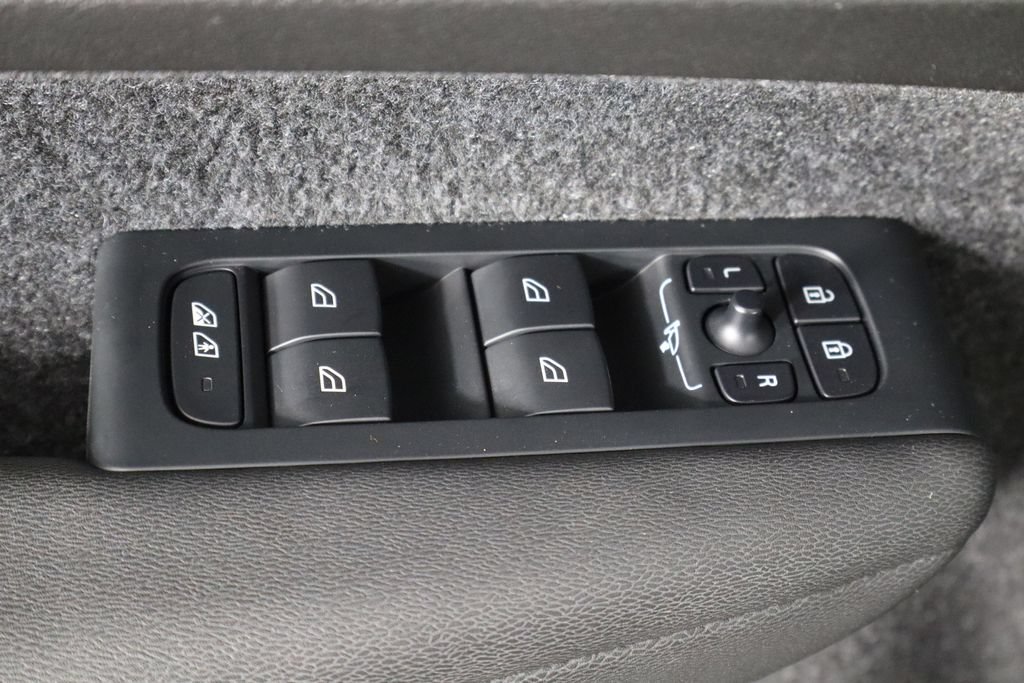 Used 2023 Volvo C40 P8 Recharge Ultimate AWD/4WD image 19