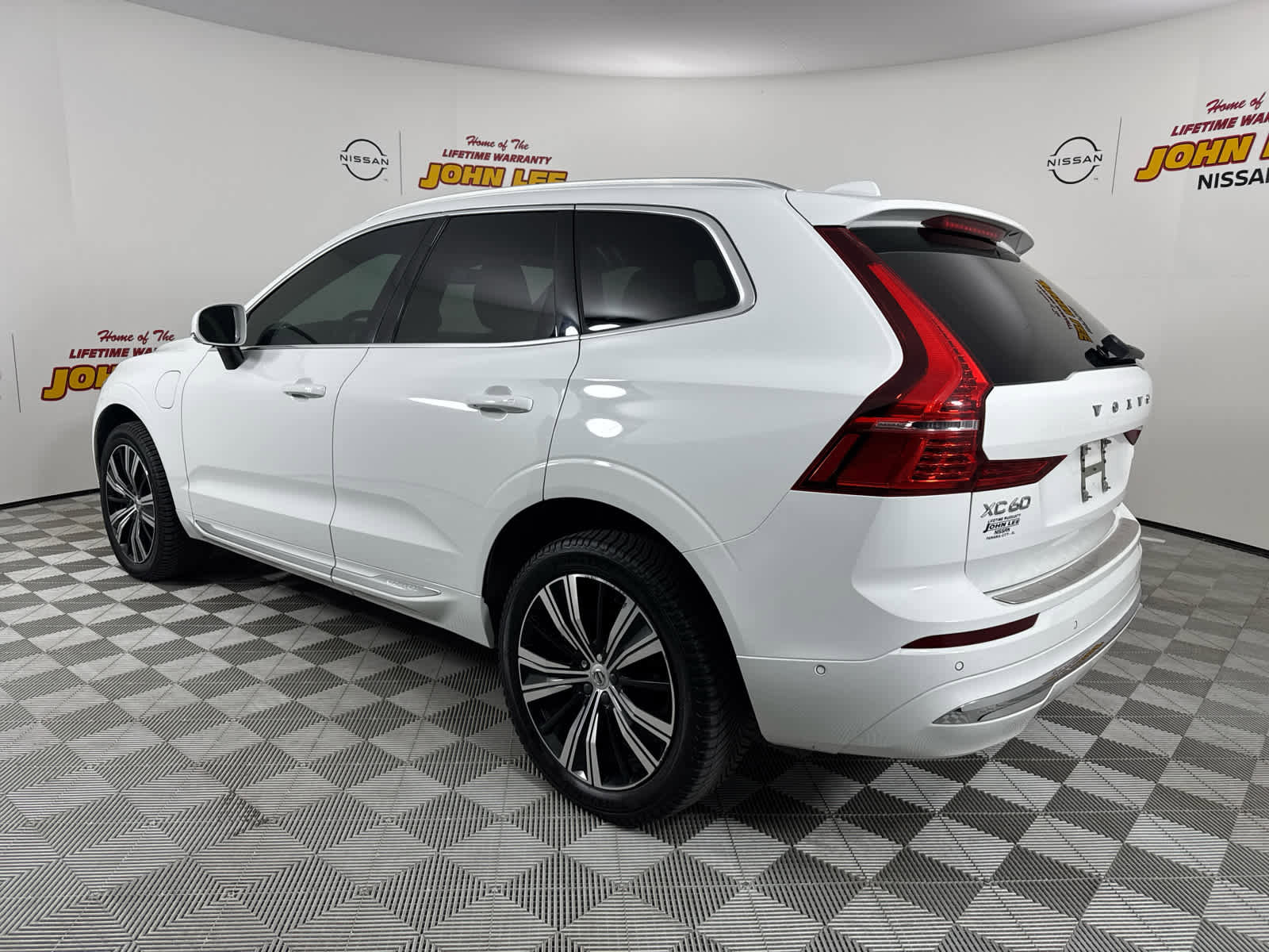 Used 2022 Volvo XC60 T8 Inscription w/ Advanced Package image 3