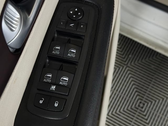 Used 2019 Chrysler Pacifica Limited w/ Advanced Safetytec Group FWD image 32