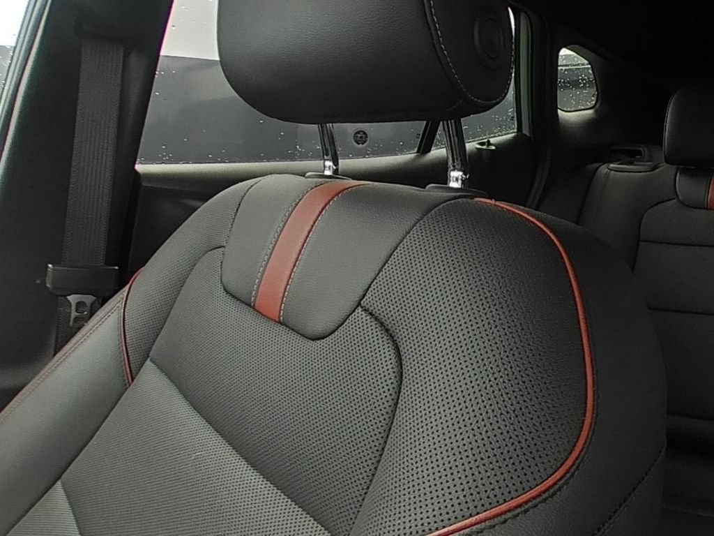 Used 2024 Chevrolet Trax RS w/ Sunroof Package FWD image 9
