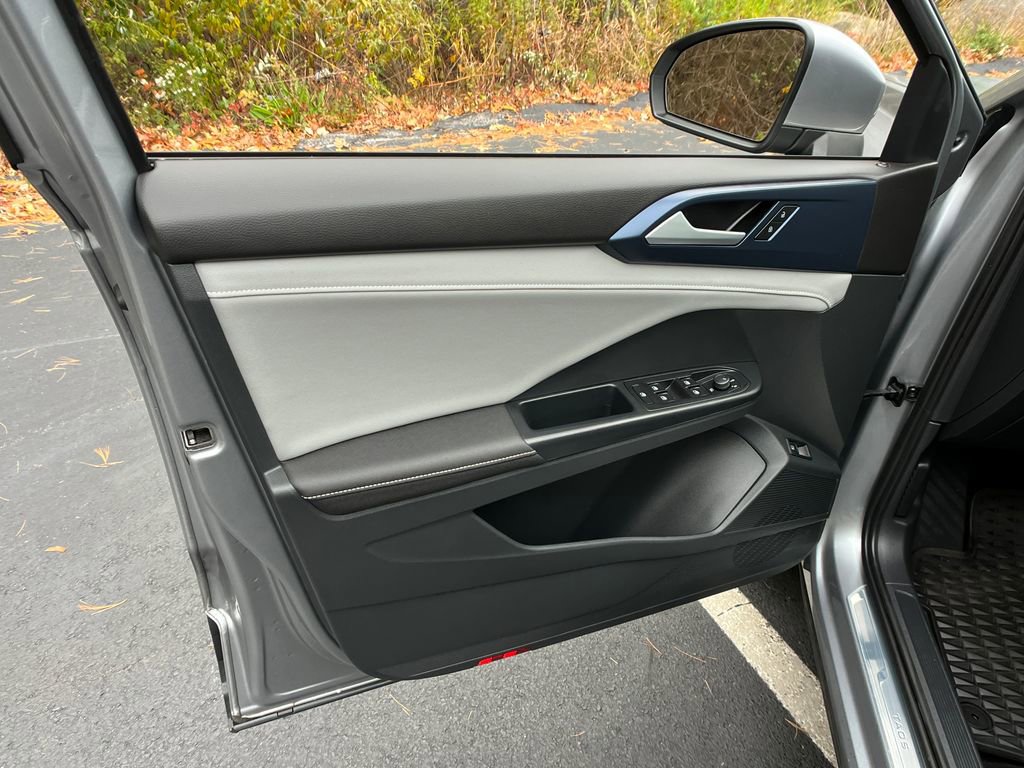 Used 2024 Volkswagen Taos SE image 11