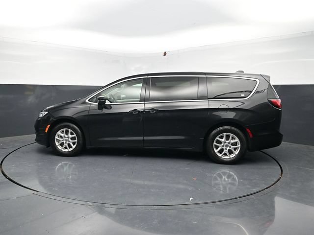 Used 2023 Chrysler Pacifica Touring-L FWD image 4